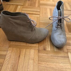 Xappeal Flynn booties size 9.5, taupe/beige color
